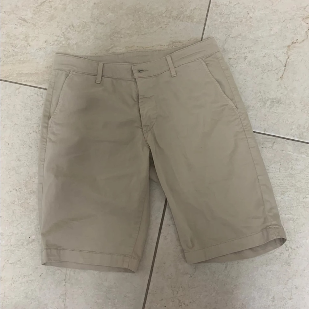 Men’s AG khaki shorts size 32